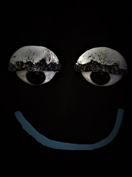 版权免费照片-像卡通的生物性格与非常大的眼睛睁开和一个傻傻的快乐的蓝色微笑-傻傻的微笑的脸在黑色的背景-纯粹的幸福-幸福的情绪-非常高兴的卡通脸照片-是的，我非常非常高兴图片下载