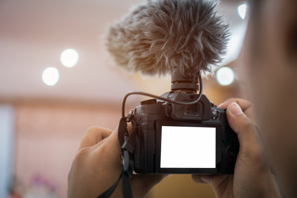 视频或专业数码无反光镜三脚架摄像，麦克风摄像，现场直播，研讨会制作设备。图片下载