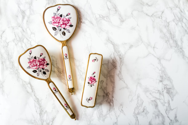 古董梳妆台包括手镜，发刷和长刷图片下载