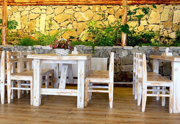 餐桌与器具在冬季咖啡馆图片下载