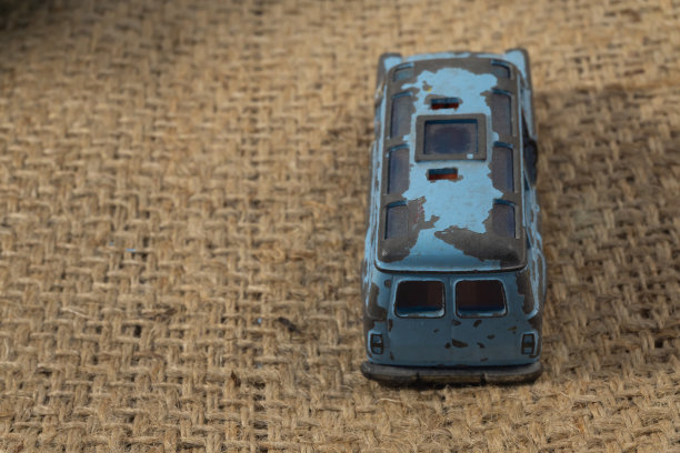 旧的蓝色小巴士玩具图片下载