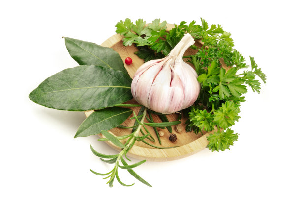 一张大蒜，芳香的厨房香草和香料的照片，在一个木制的棕色的白色背景与复制空间图片下载