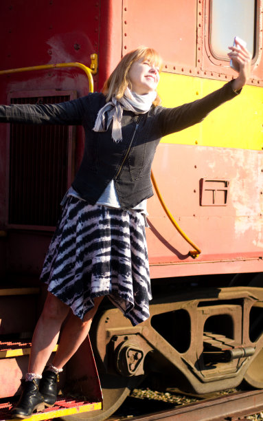 高级女性在老式车尾自拍图片下载