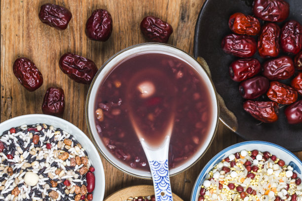 中国传统节日粥上的八宝粥，素材图片