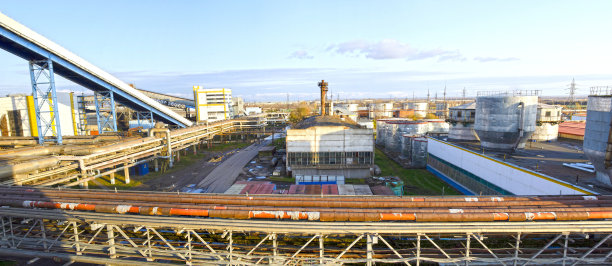 一工业企业之领地。燃料和油箱。工厂中巨大的工业管道的交错。全景。图片下载