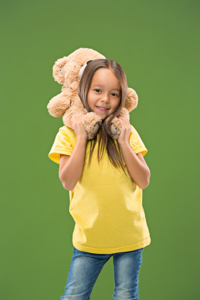 快乐的少女站着，微笑着图片下载