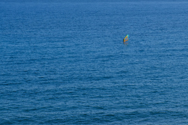 风浪冲浪者在海上航拍图片下载