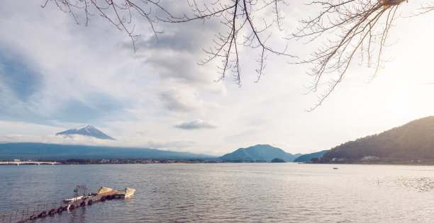 富士山日本火山在夏季的一天与蓝天全景图片下载