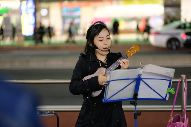 歌手在街上唱歌图片下载