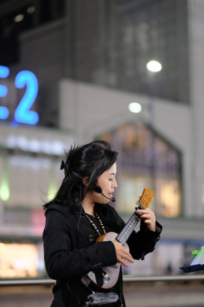 歌手在街上唱歌图片下载