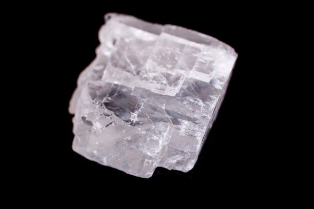 宏观矿物石冰岛石在黑色背景图片下载