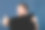 一个穿着亮条纹衬衫的滑稽胖子，手里拿着一块黑色的书写板图片下载