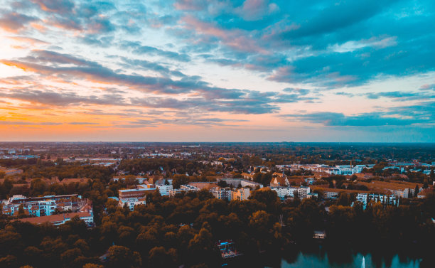 美丽的城市风景图片，色彩斑斓的下午天空和小湖在右下角图片下载