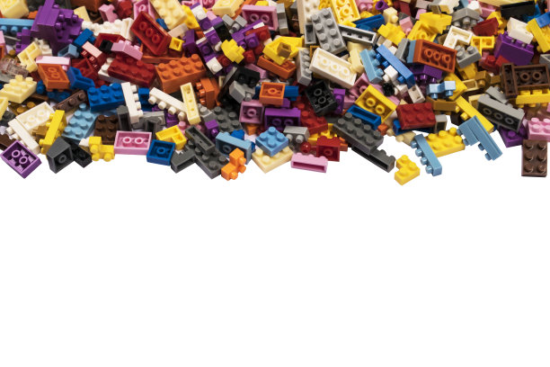 彩色建筑玩具在白色孤立的背景图片下载