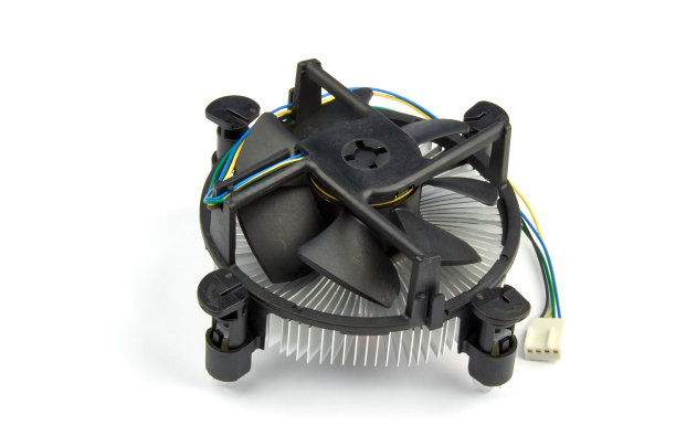 近距离观看风扇冷却器的电脑，与塑料叶片和铝肋，在白色的背景。图片下载