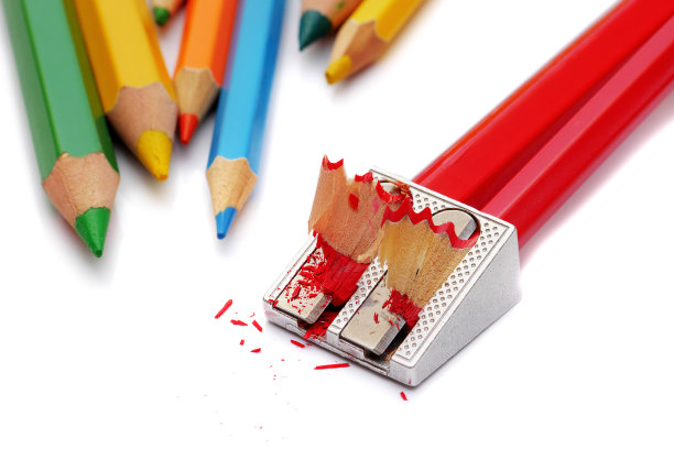 特写的两个红铅笔在双铝卷笔刀孤立在白色的背景图片下载