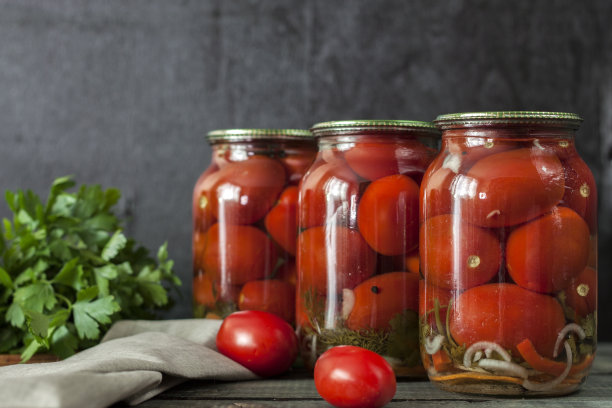 自制的玻璃罐里的番茄罐头。特写照片图片下载