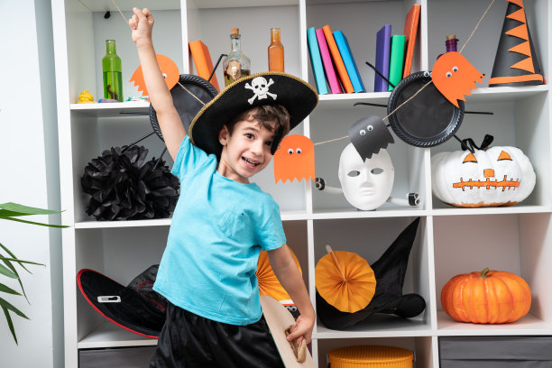 万圣节期间穿着海盗服装的小男孩的肖像图片下载