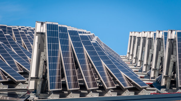 屋顶上的太阳能电池板形状奇特图片下载