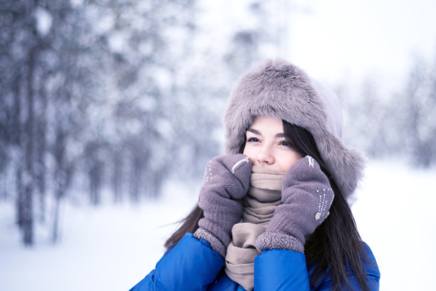 美丽的女孩在冬天的户外图片下载