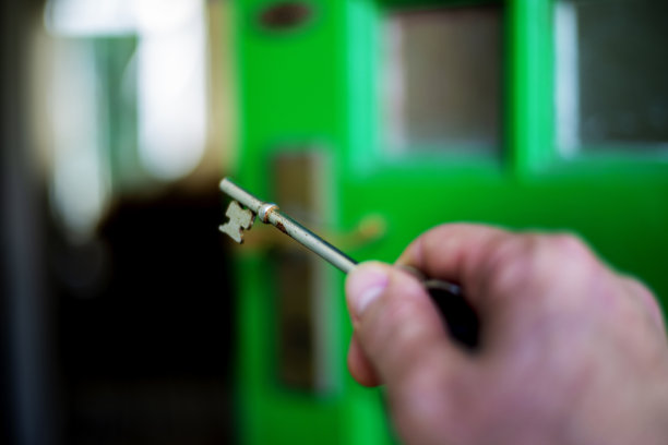 钥匙打开绿色的门图片下载