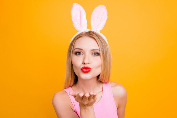 我爱你，我亲爱的宝贝!近距离的照片肖像惊人的甜蜜可爱迷人的甜心与大眼睛女士手势亲吻相机孤立明亮的背景图片下载