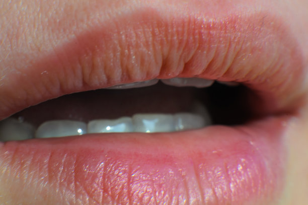 微笑的女孩靠近图片下载