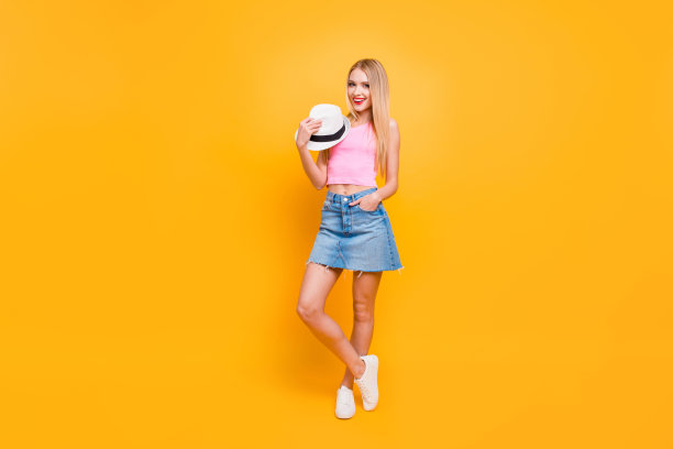 全尺寸的身体长度的工作室照片肖像pretty有吸引力的兴奋的好高兴的喜悦与红色口红女士手在口袋里站在生动的蜡笔背景复制空间孤立图片下载