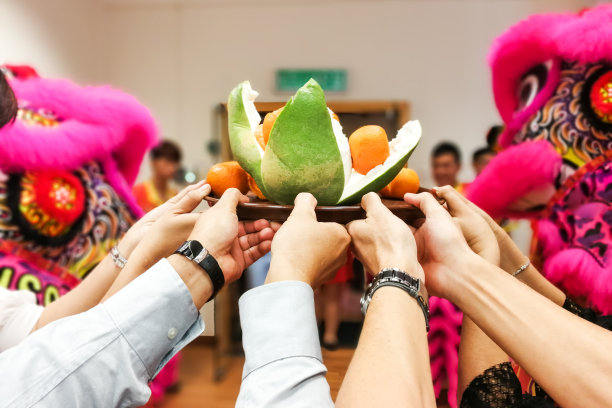 经理们在舞蹈表演后从狮子那里得到橙子、柚子、沙拉素材图片