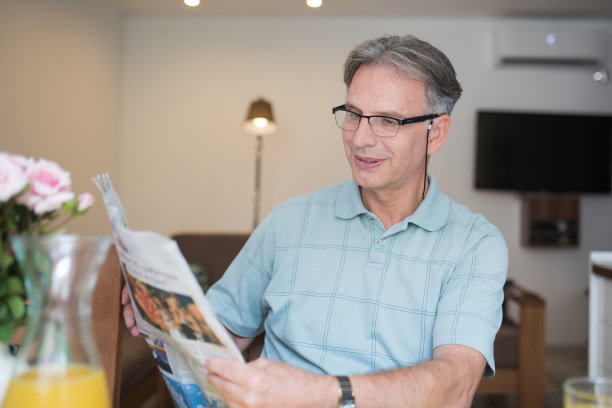 微笑的男人读着报纸图片下载