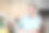 微笑的男人读着报纸图片下载