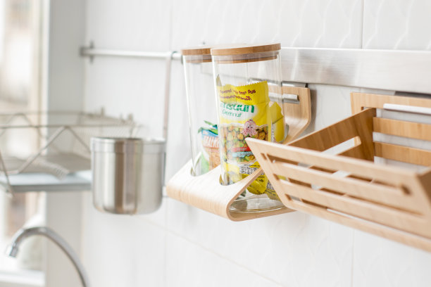 花靠近窗户图片下载