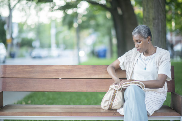 一个女人在找手机图片下载