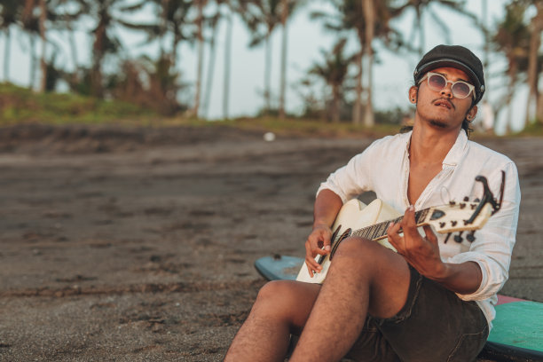 人弹吉他图片下载