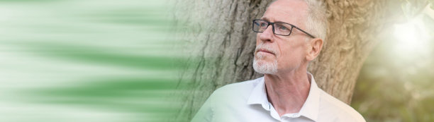 深思熟虑的成熟男人的肖像图片下载