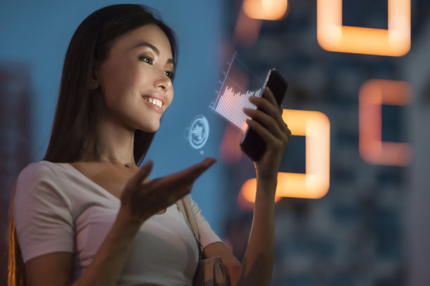 一个年轻美丽的亚洲女人使用创新技术作为一个应用程序在她的智能手机监控销售分析。交流关于商业，未来，技术，统计，数据，人图片下载