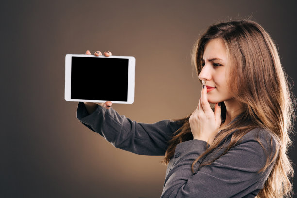 女人展示平板电脑图片下载