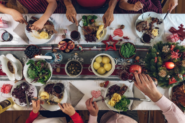 家人在圣诞餐桌上用餐图片下载
