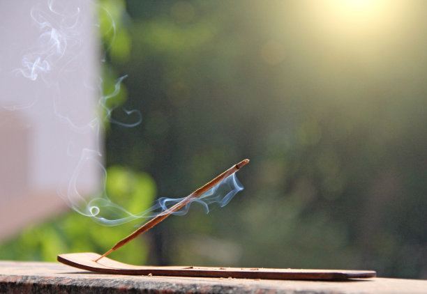 熏香和烟从熏香燃烧。美丽的烟雾。模糊的背景和设计与复制空间图片下载