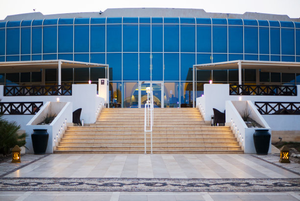 玻璃立面入口，有弯曲的角落和楼梯图片下载