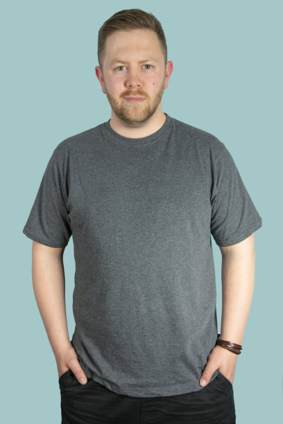 留着胡子，双手插在口袋里的休闲男人图片下载