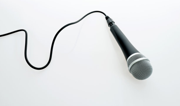 白色背景的麦克风图片下载