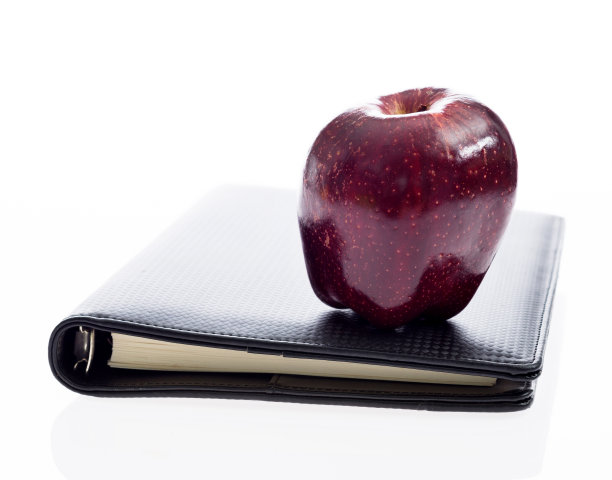 笔记本和白色背景下的苹果图片下载