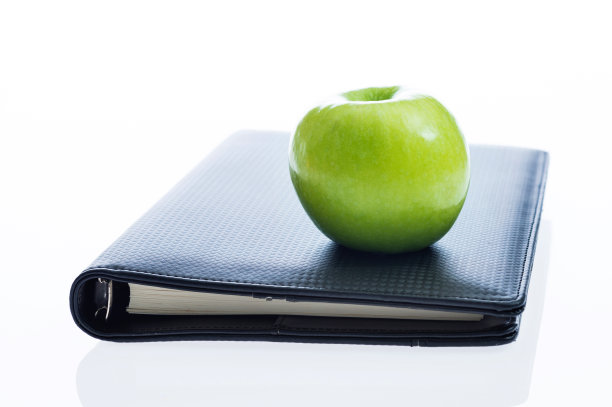 笔记本和白色背景下的苹果图片下载