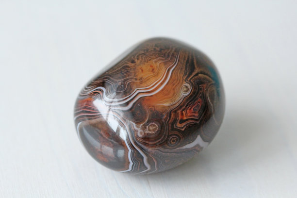 玛瑙。天然的圆形或椭圆形的带有条纹纹理或图案的石头玛瑙。玛瑙是一种美丽的石头图片下载