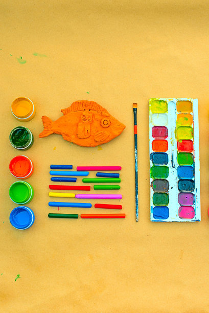 一套用于创作和绘画爱好的材料。图片下载