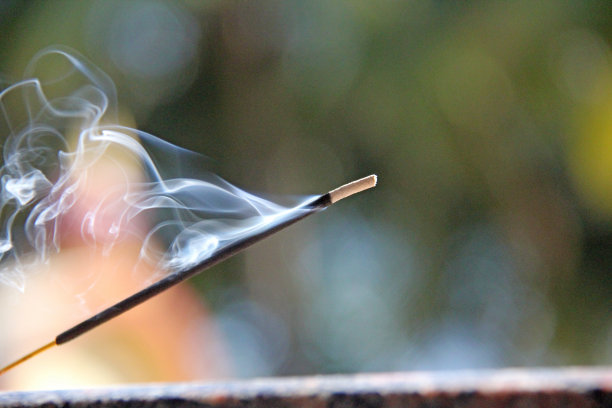 熏香和烟从熏香燃烧。美丽的烟雾。模糊的背景和设计与复制空间图片下载