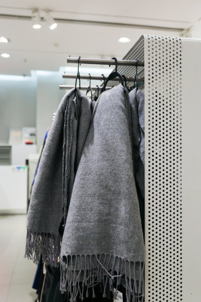 用于大型服装超市零售展示的保暖围巾图片下载