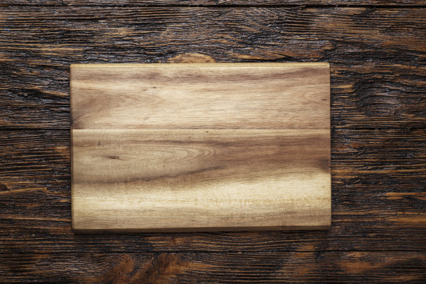 木质背景上的新干净砧板图片下载