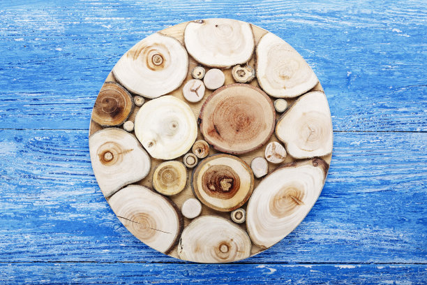 在破旧的蓝色木制背景上，圆形代表热图片下载